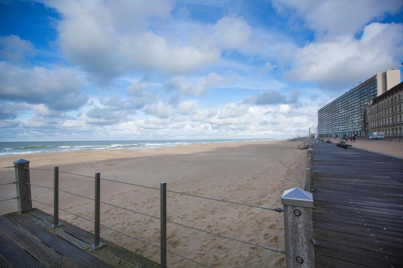 Bright Apartment With Sea View Ostende Kültér fotó