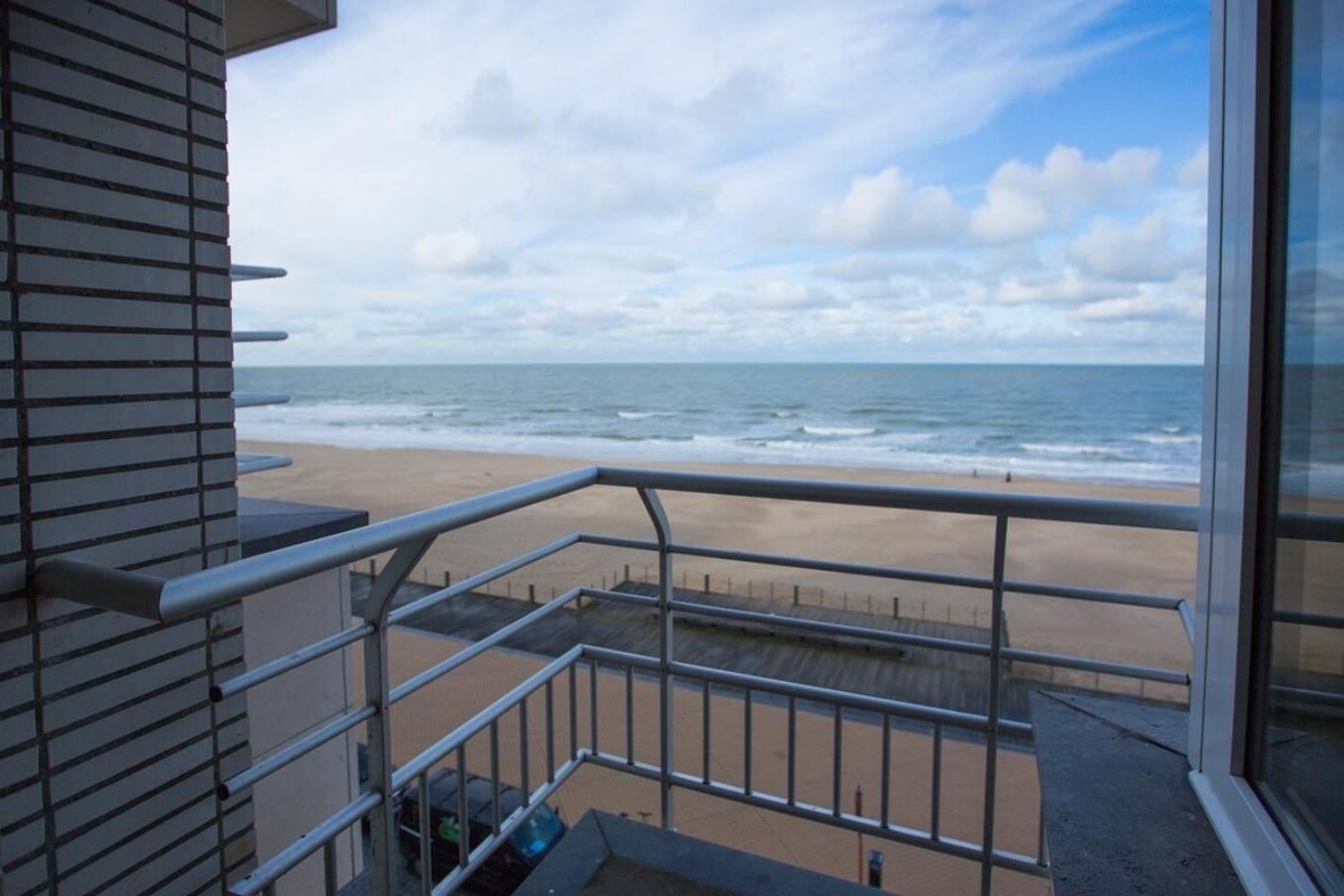 Bright Apartment With Sea View Ostende Kültér fotó
